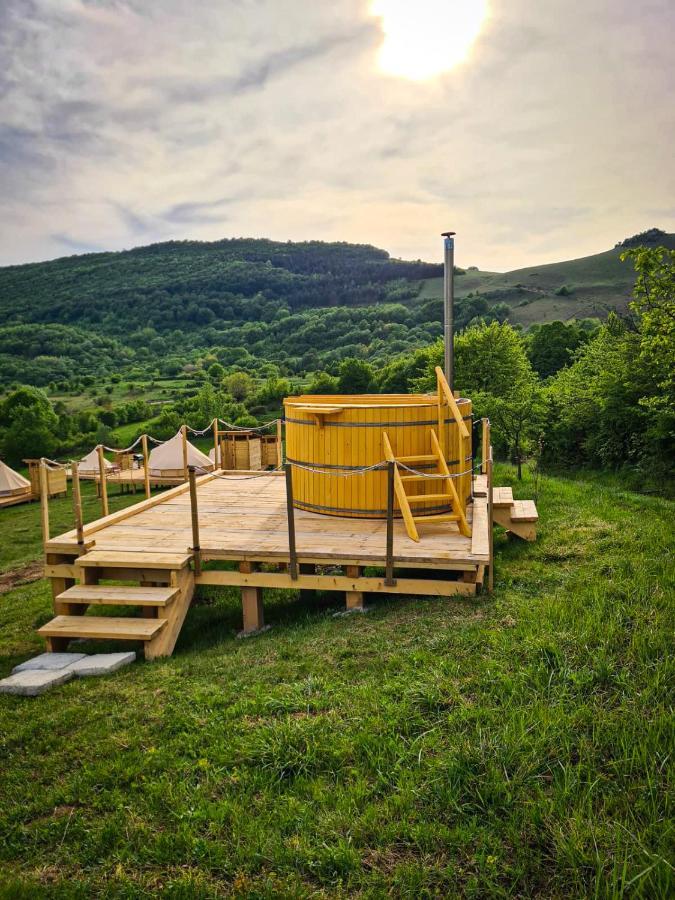 The Hunters Glamping Hotel Ciudanovita Bagian luar foto