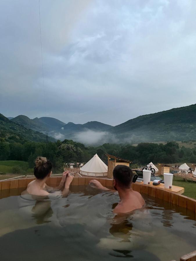 The Hunters Glamping Hotel Ciudanovita Bagian luar foto