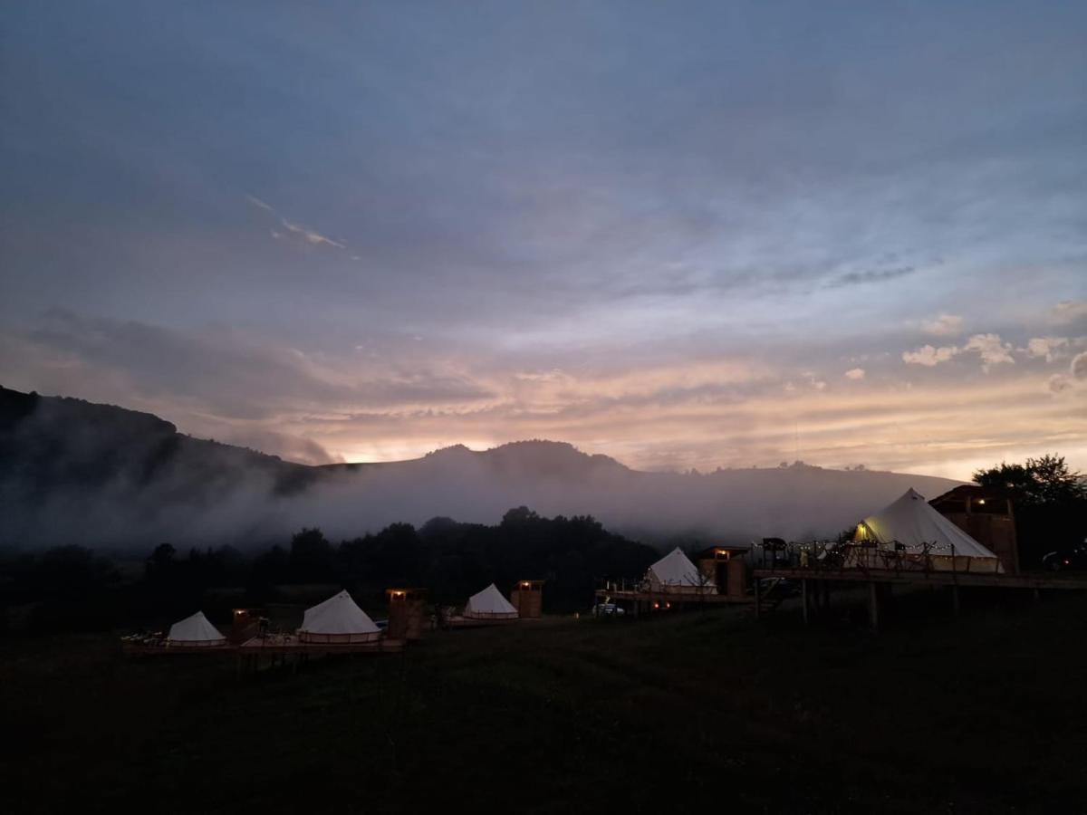 The Hunters Glamping Hotel Ciudanovita Bagian luar foto