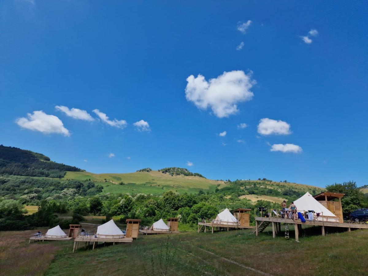 The Hunters Glamping Hotel Ciudanovita Bagian luar foto