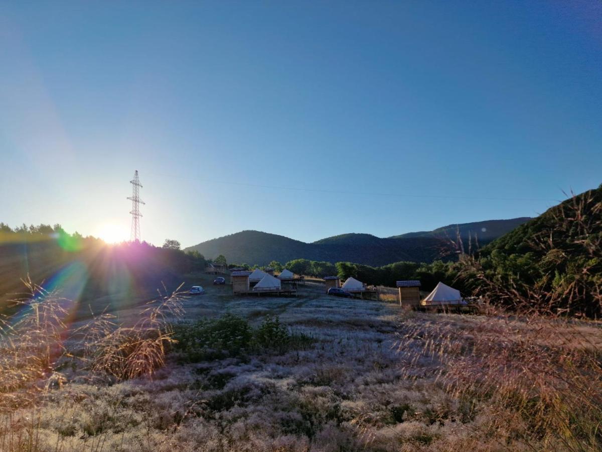 The Hunters Glamping Hotel Ciudanovita Bagian luar foto