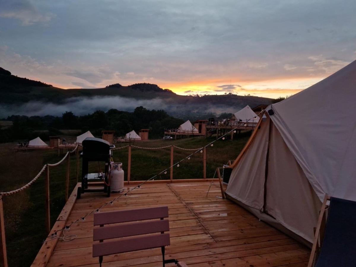The Hunters Glamping Hotel Ciudanovita Bagian luar foto