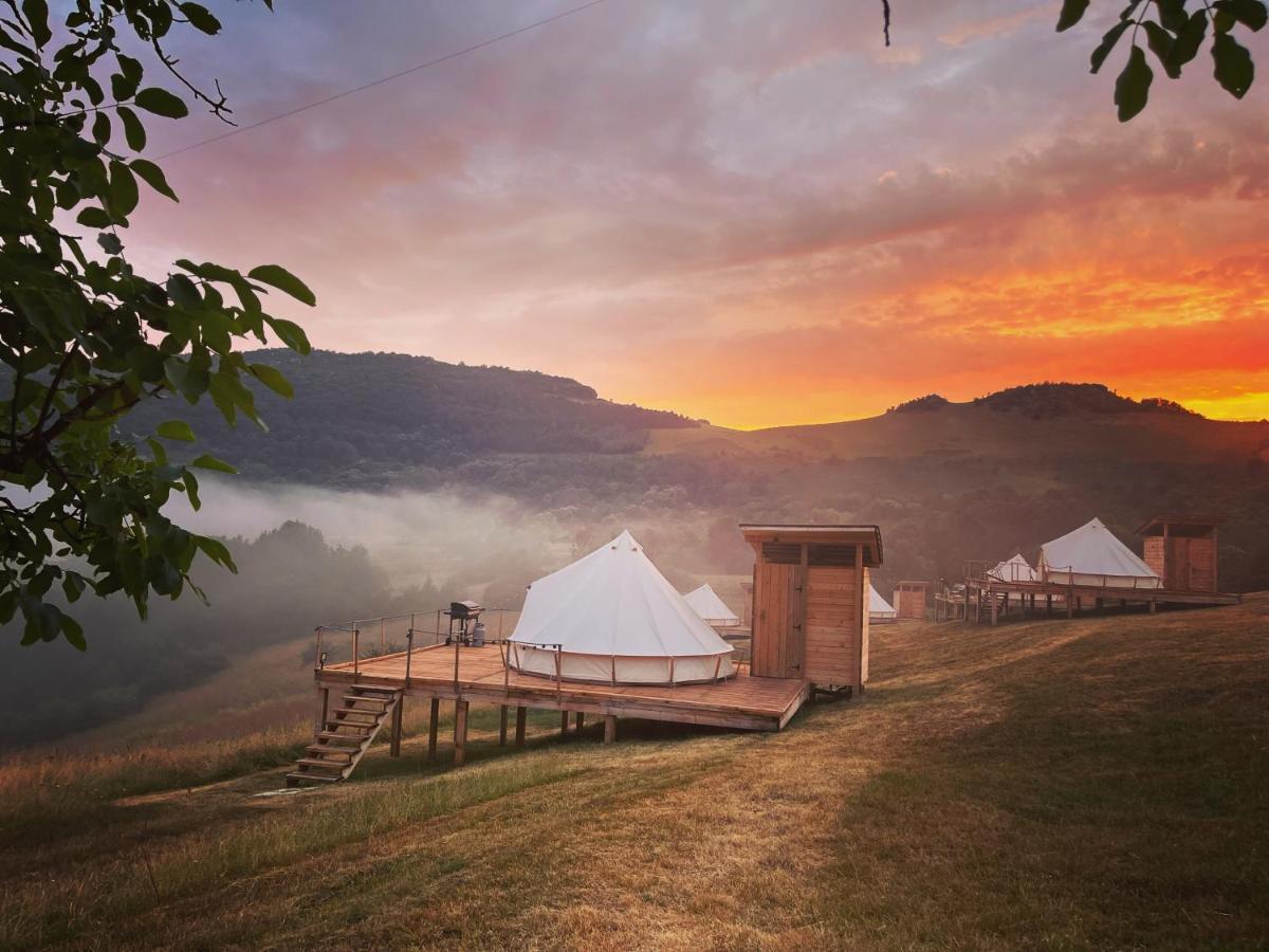The Hunters Glamping Hotel Ciudanovita Bagian luar foto
