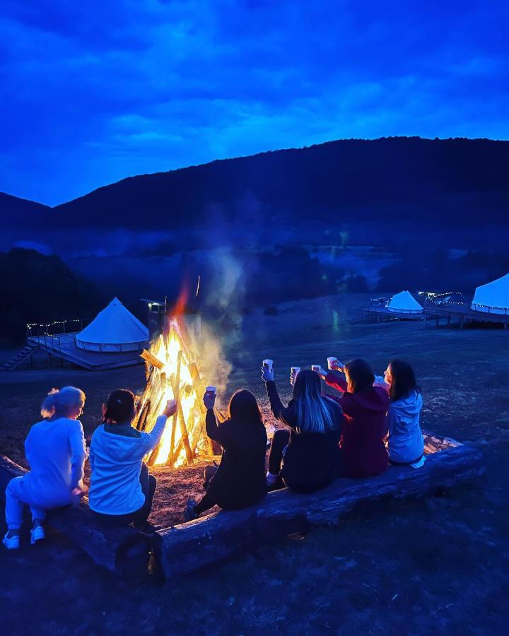 The Hunters Glamping Hotel Ciudanovita Bagian luar foto
