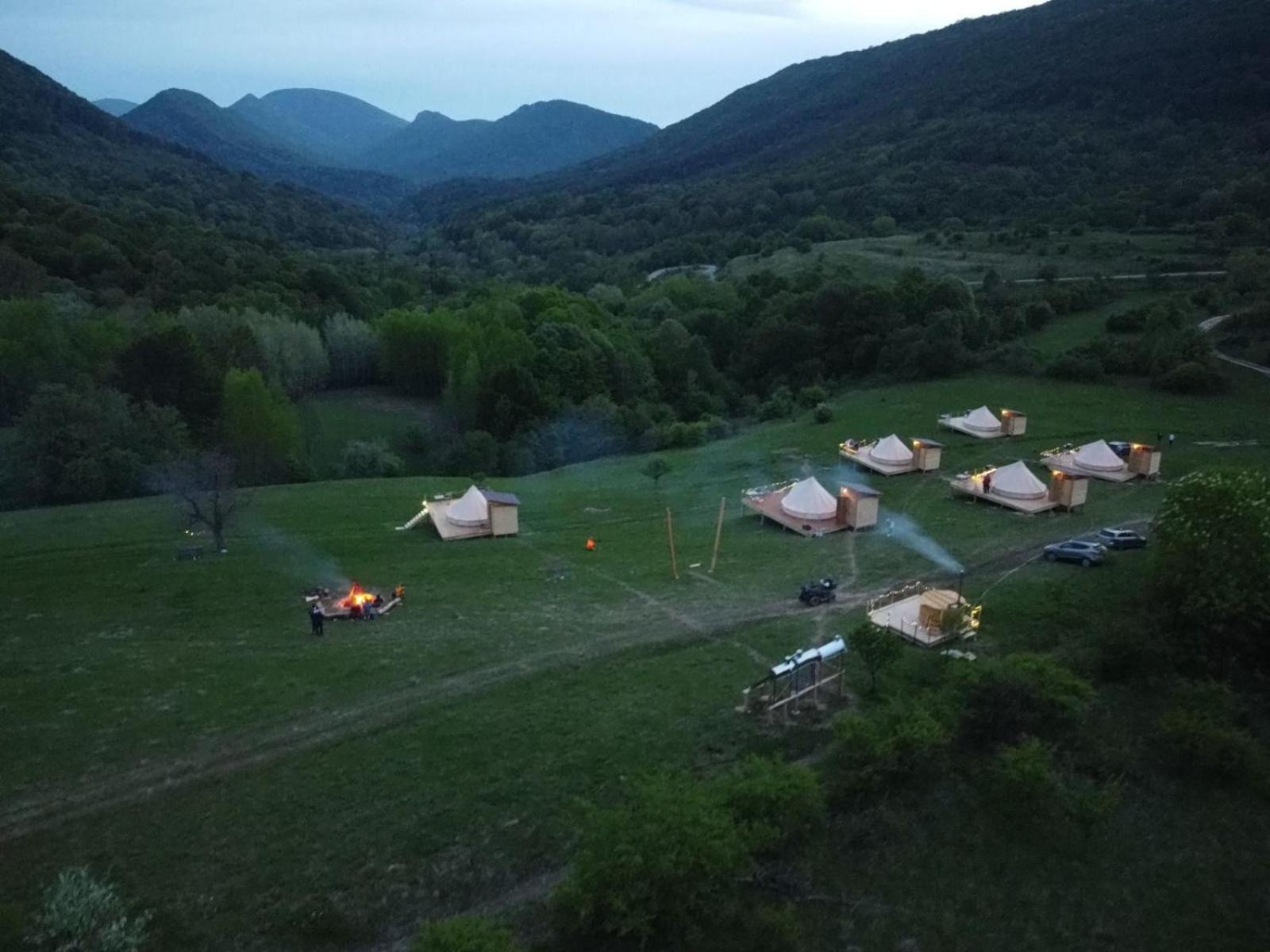 The Hunters Glamping Hotel Ciudanovita Bagian luar foto