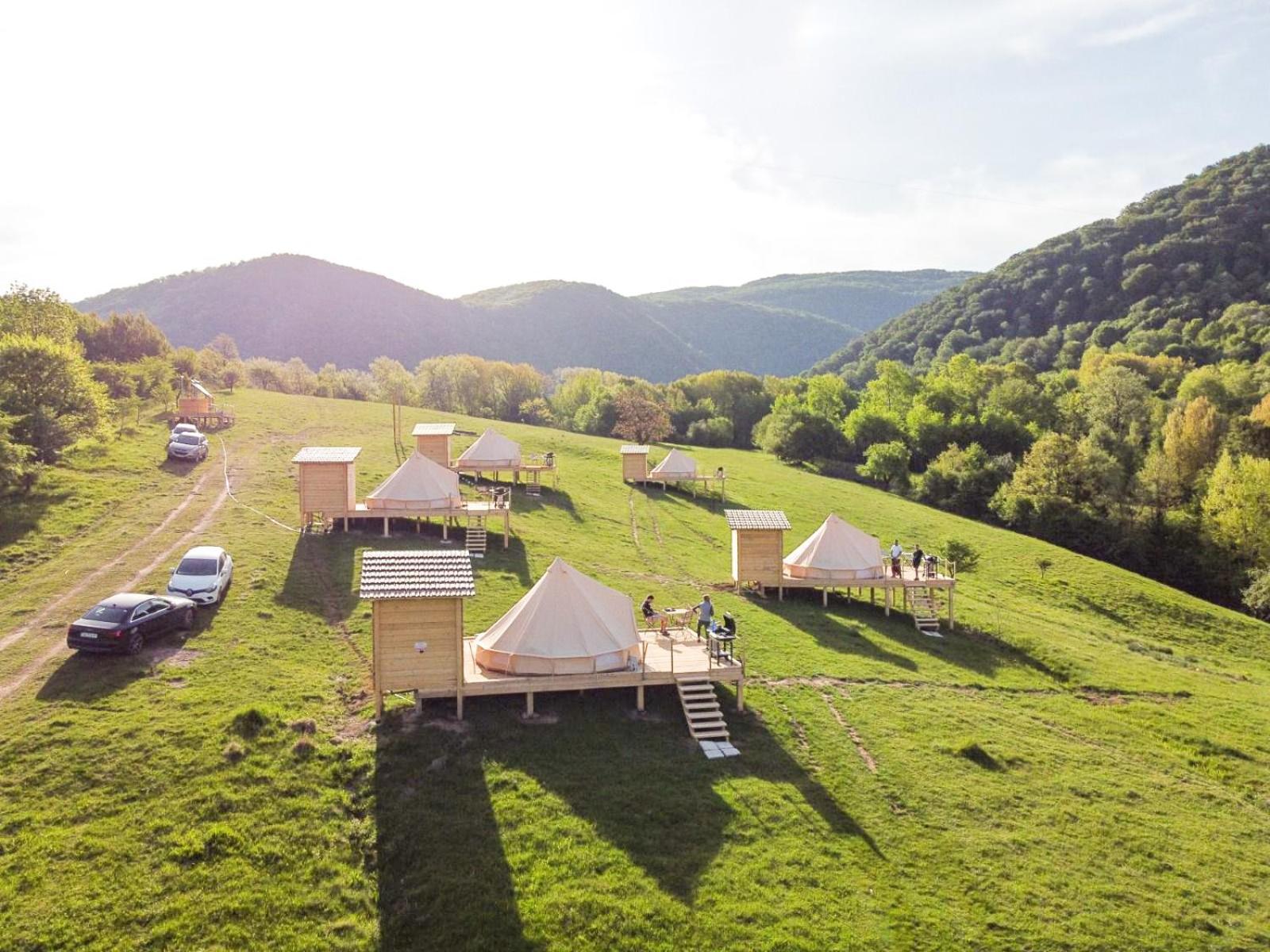 The Hunters Glamping Hotel Ciudanovita Bagian luar foto