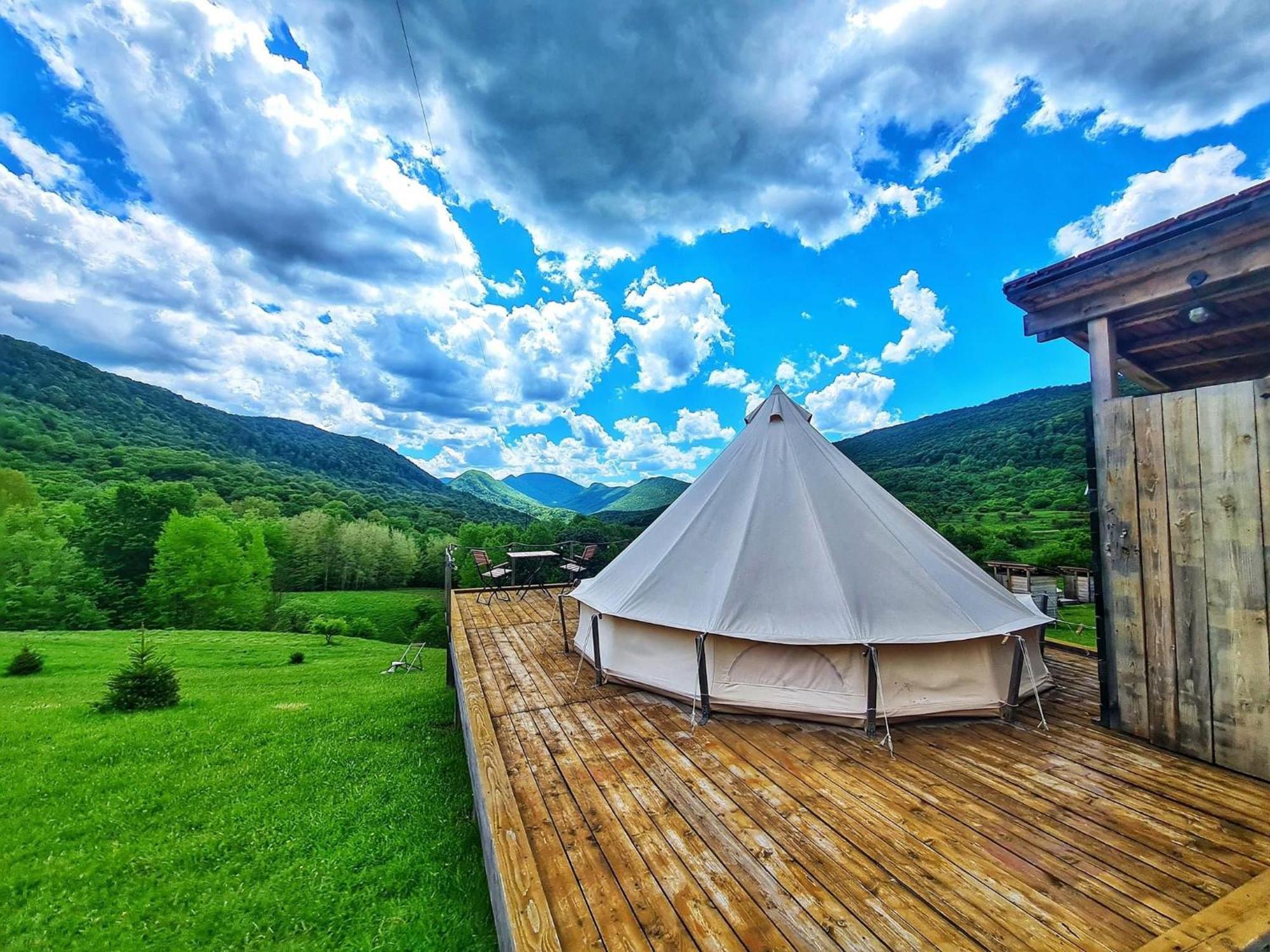 The Hunters Glamping Hotel Ciudanovita Bagian luar foto