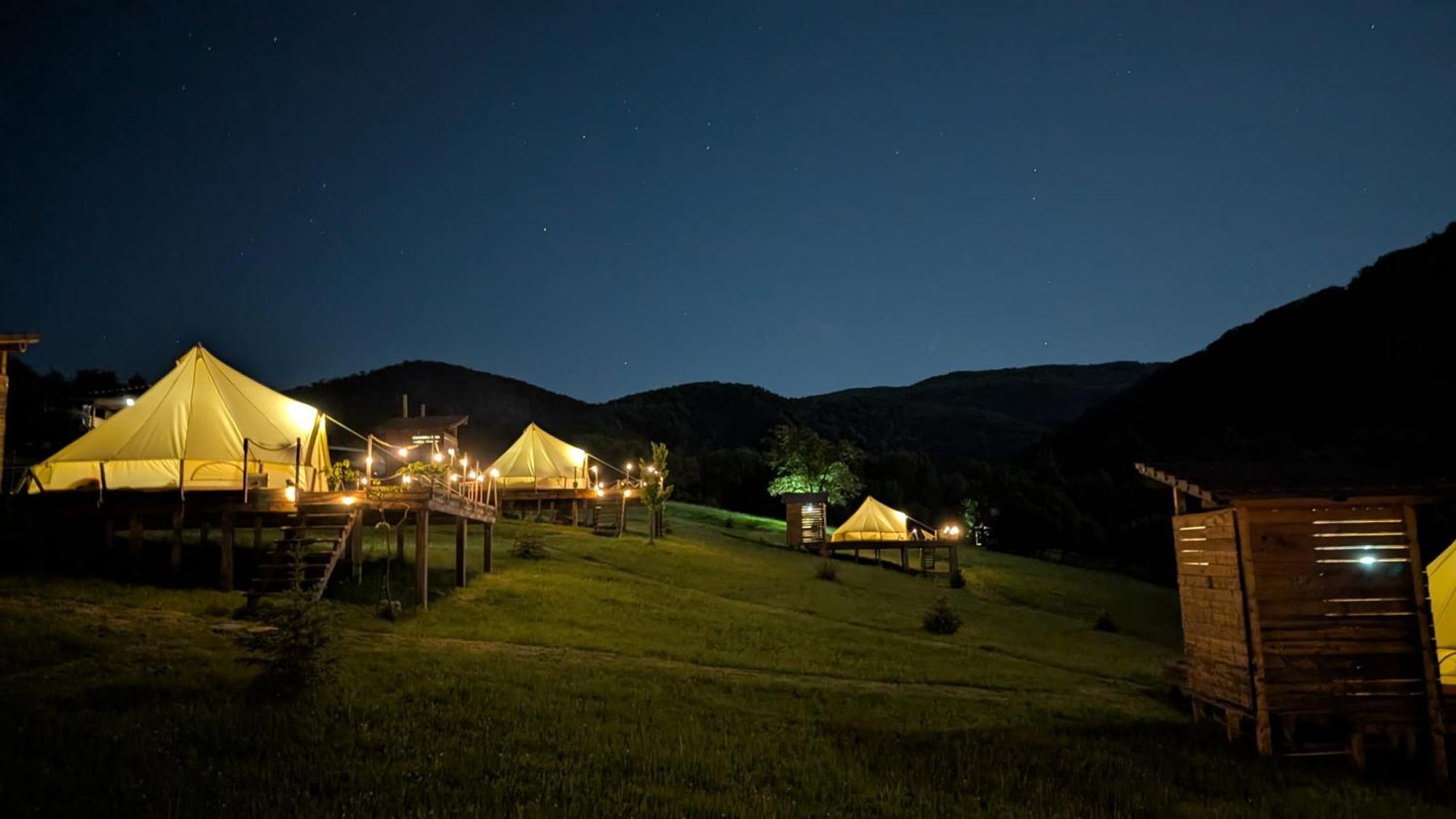 The Hunters Glamping Hotel Ciudanovita Bagian luar foto
